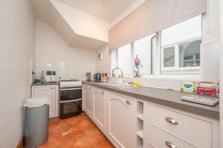 3 bedroom semi-detached house - Photo 2