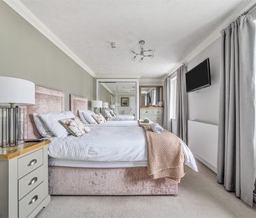 Hubert Lodge , Hythe, Southampton - Photo 5