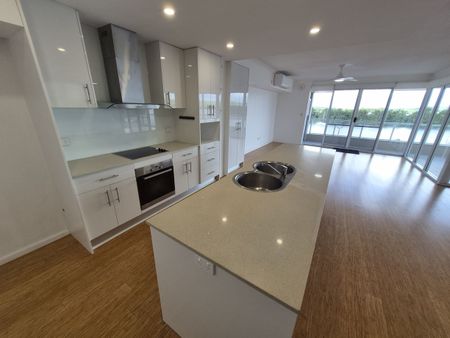 Best views in town! 3 Bedroom, 2 Bathroom unit - Photo 5