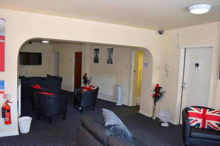 1 bedroom in a house share to rent - Photo 3