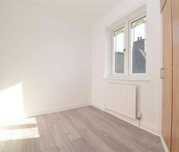 Third Avenue, Upton, Pontefract, WF9 - Photo 4