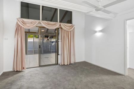 Expansive Family Home with Triple Garage & Multiple Living Zones. CONTACT JULIE SYKES 0438 050 110 - Photo 2