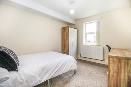 4 bedroom apartment to rent - Photo 2