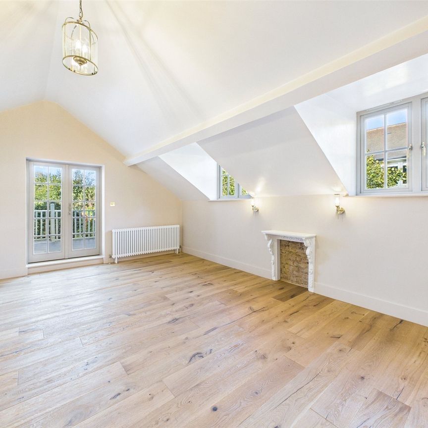 Petersham Road, Richmond, Surrey, TW10 - Photo 1