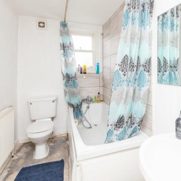 3 bedroom flat to rent - Photo 1