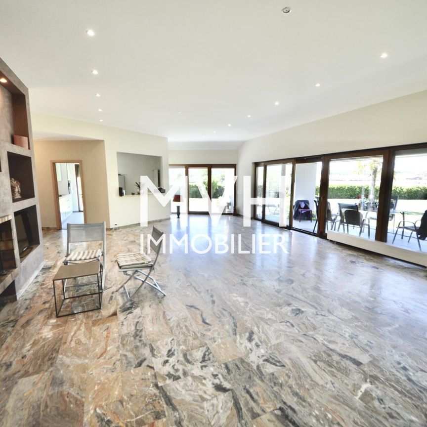 Architect-designed 9-room furnished villa in a green setting - Foto 1