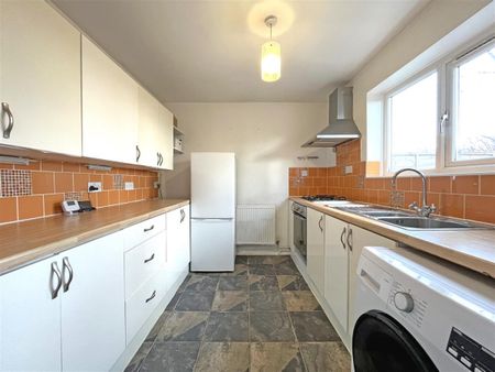 2 bedroom Maisonette to rent - Photo 4