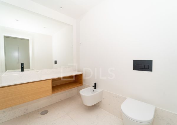 Apartamento T2 no Porto com varanda, garagem e arrumos