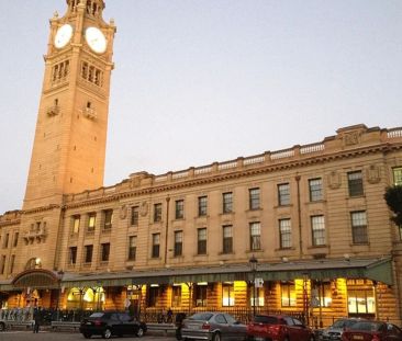 Spacious split-level apartment with skyline views - Photo 5