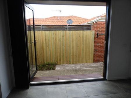 Refurbished two bedroom unit in quiet and convenient location - Photo 5