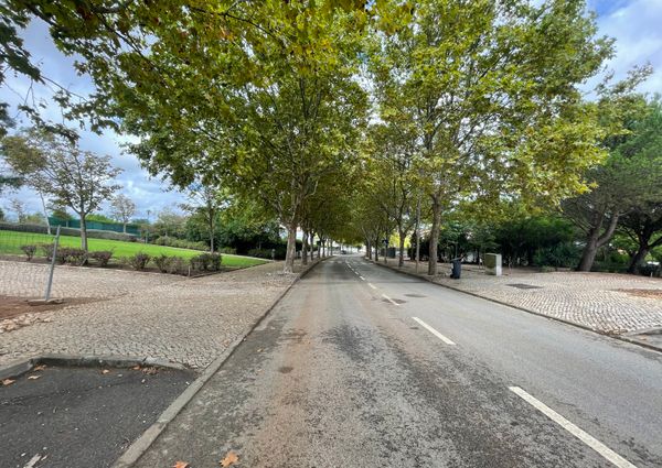 Moradia T6 de arquitetura moderna inserida no Golfe de Oeiras