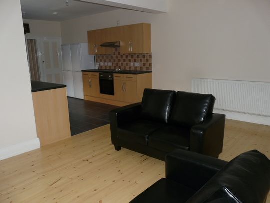 7 Bed Semi-Detached House, Shaftesbury Avenue, SO17 - Photo 1