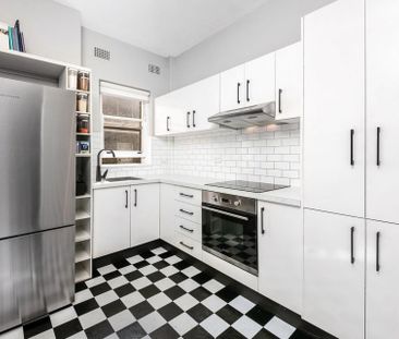 Stylish Two-Bedroom Apartment with Stunning Water Views - Photo 4