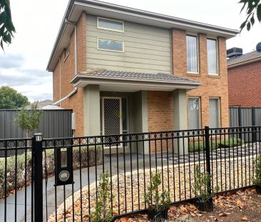 Perfectly positioned, three bedroom beauty! - Photo 5