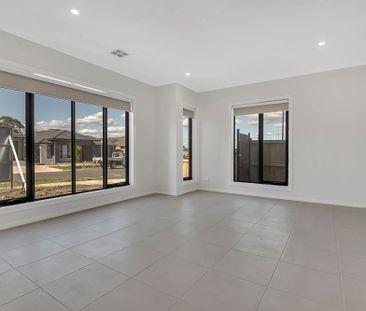 SPACIOUS, LIGHT & BRIGHT FAMILY HOME - Photo 1