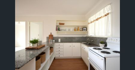 Beautifully Positioned Home with Exceptional Convenience - Photo 4