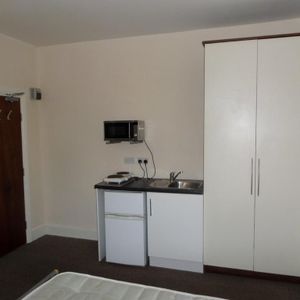 1 bedroom in a house share to rent - Photo 2