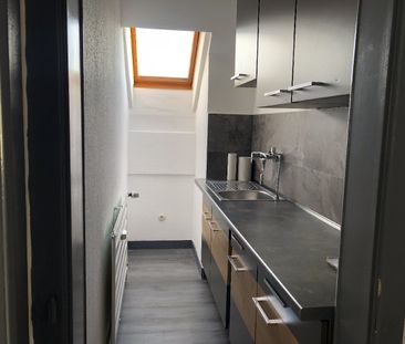 Schöne geräumige 2-Zimmer im Dachgeschoss einer Jugendstilvilla - Photo 1