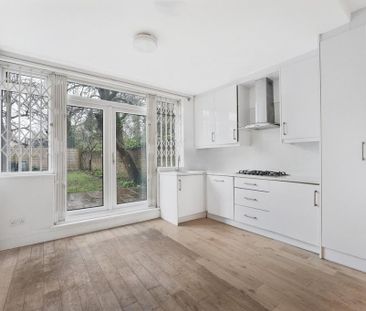 3 bedroom flat to rent - Photo 4