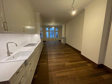 Heel mooi gerenoveerd appartement met twee slaapkamers. Tijdens de renovatie is veel aandacht besteed aan het behouden en versterken van de authentieke stijl van het gebouw. - Photo 4