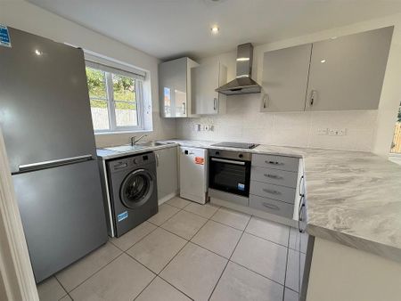 3 bedroom semi-detached house to rent - Photo 2