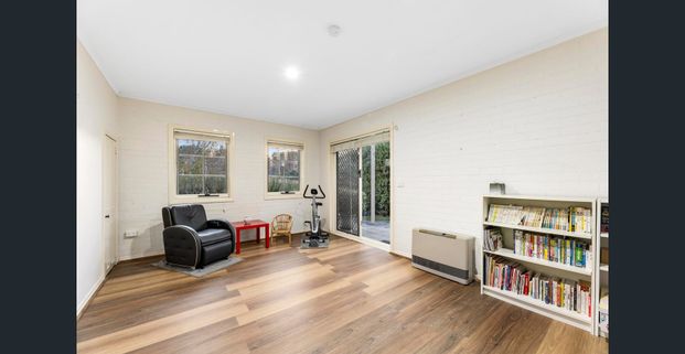 TOWNHOUSE IN A PRIVATE GARDEN CUL-DE-SAC - Photo 1