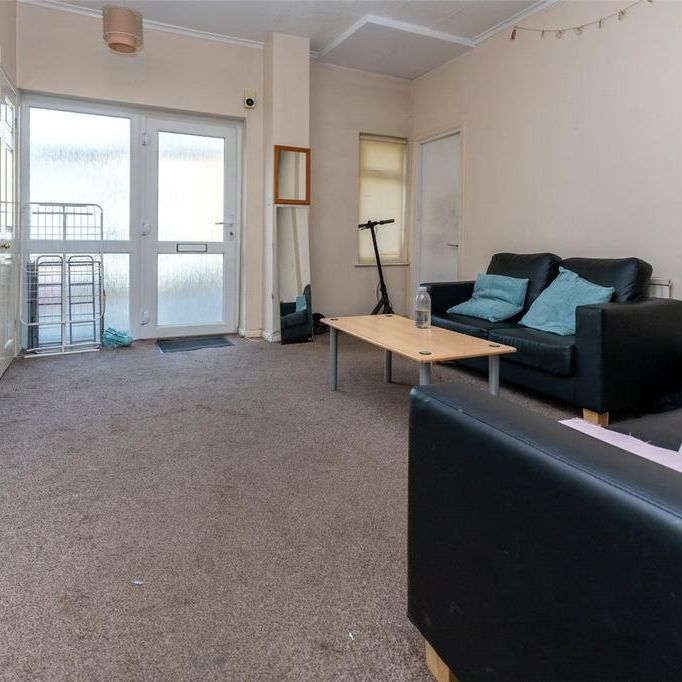 4 bedroom end of terrace house to rent - Photo 1