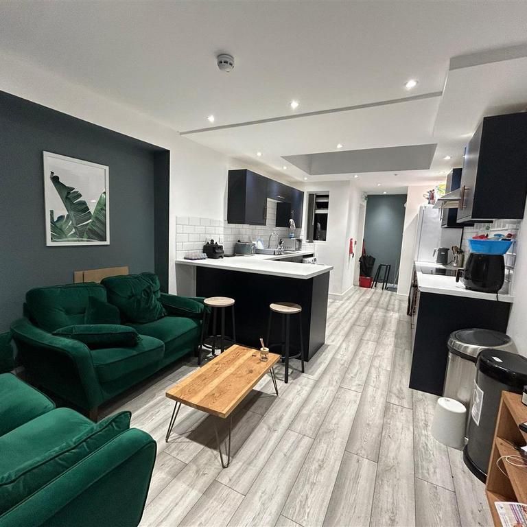 1 bedroom in a house share to rent - Photo 1