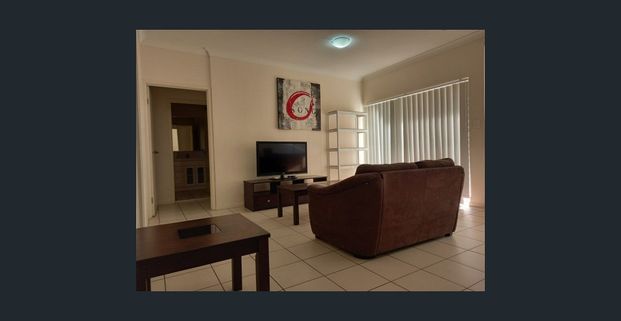 Modern Furnished Ground Floor Unit – Comfort & Convenience - Photo 1