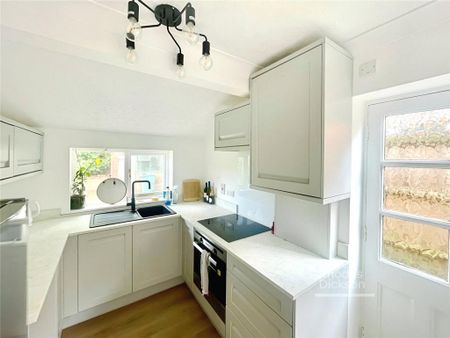 2 bedroom semi-detached house to rent - Photo 5