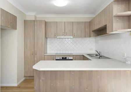 “Spacious & Stylish Townhouse in Prime Inner-City Location” - Photo 5