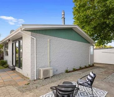 Central 2BR Townhouse with Garden and sleepout - Photo 4