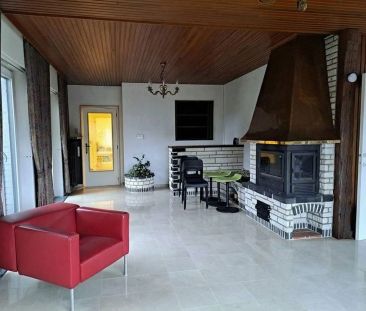 Villa met 4 slaapkamers, grote garage, veel parkeergelegenheid en e... - Photo 1