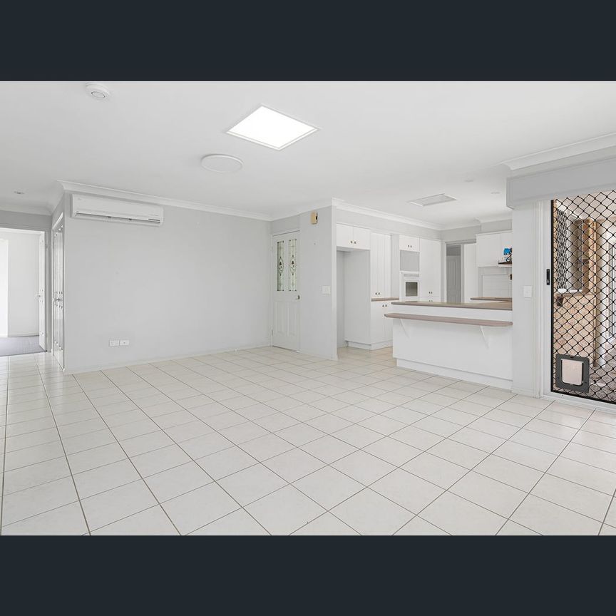 8 Avondale Crescent, Parkinson, Qld 4115 - Photo 1