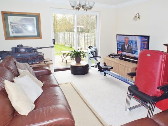 Braintree CM7 9AP - Photo 1