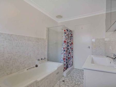 SPACIOUS TWO BEDROOM APARTMENT WITH PARKING - Photo 5