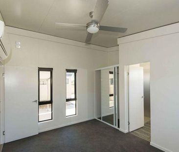 2 BEDROOM, 2 BATHROOM MODERN UNIT PARTLY FURNISHED - Photo 1