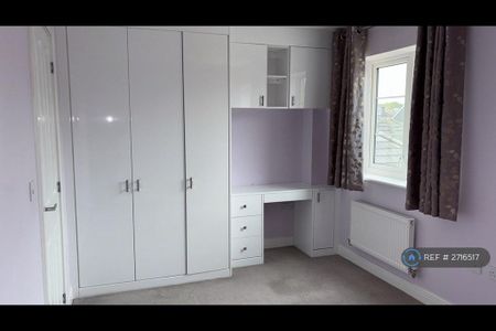 4 bedroom semi-detached house to rent - Photo 2