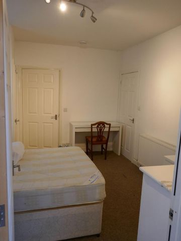 3 bedroom flat to rent - Photo 5