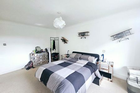 Bassett Avenue - Photo 2