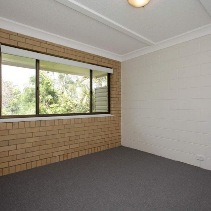 Tidy top floor unit - Photo 1