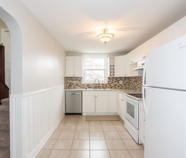 **CHARMING UNIT** 3 Bedroom, 2 Bathroom Unit in Port Colborne!! - Photo 4