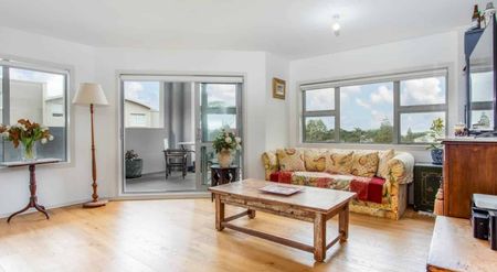 BIRKENHEAD - 2 BED - 2 BATH - Photo 2