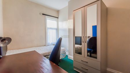 96 Warwards Lane - Photo 2