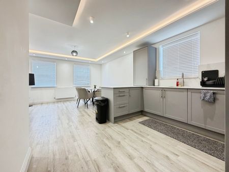 1 bedroom Flat To Let - Photo 3