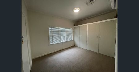 Spacious 4-Bedroom Home with Large Backyard and Outdoor Entertaining Area - Photo 4