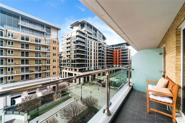 A stunning, 3 bedroom apartment in the popular Imperial Wharf development with sweeping views of the river Thames. - Photo 1