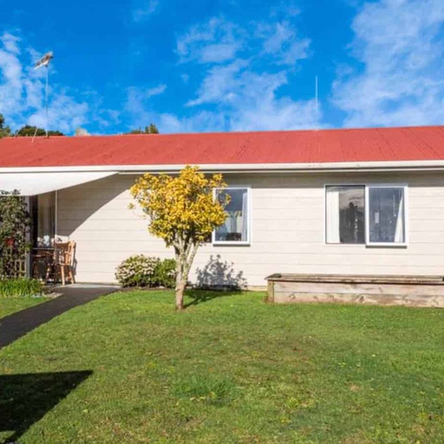 Tidy & Secure Home, Handy to Everything - Photo 1