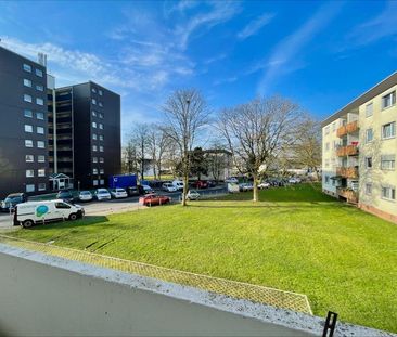 Großzügig geschnittene 4-Zi.-Wohnung mit Balkon! - Photo 1