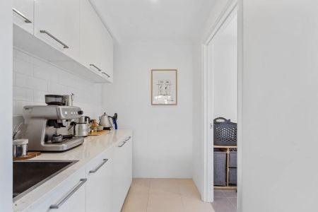 Spacious & Stylish 3 Bed / 2 Bath Home on a Corner Block - Photo 3